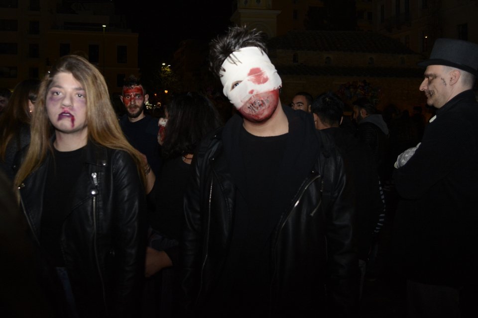 Το Σύνταγμα γέμισε ζόμπι από ταινίες τρόμου του '80 [εικόνες]  | iefimerida.gr 3