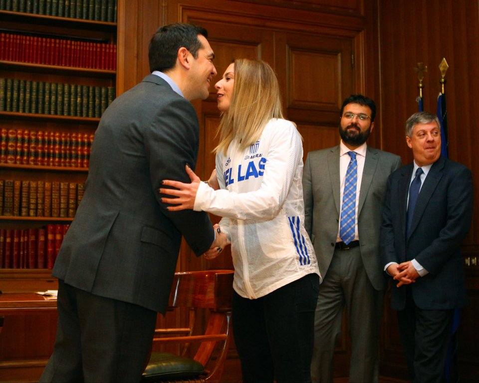 Η απορία του Τσίπρα στην Στεφανίδη: «Πώς είναι από εκεί ψηλά όταν ανεβαίνεις;» [εικόνες] | iefimerida.gr 0