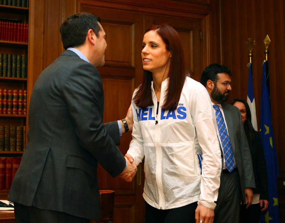 Η απορία του Τσίπρα στην Στεφανίδη: «Πώς είναι από εκεί ψηλά όταν ανεβαίνεις;» [εικόνες] | iefimerida.gr 1