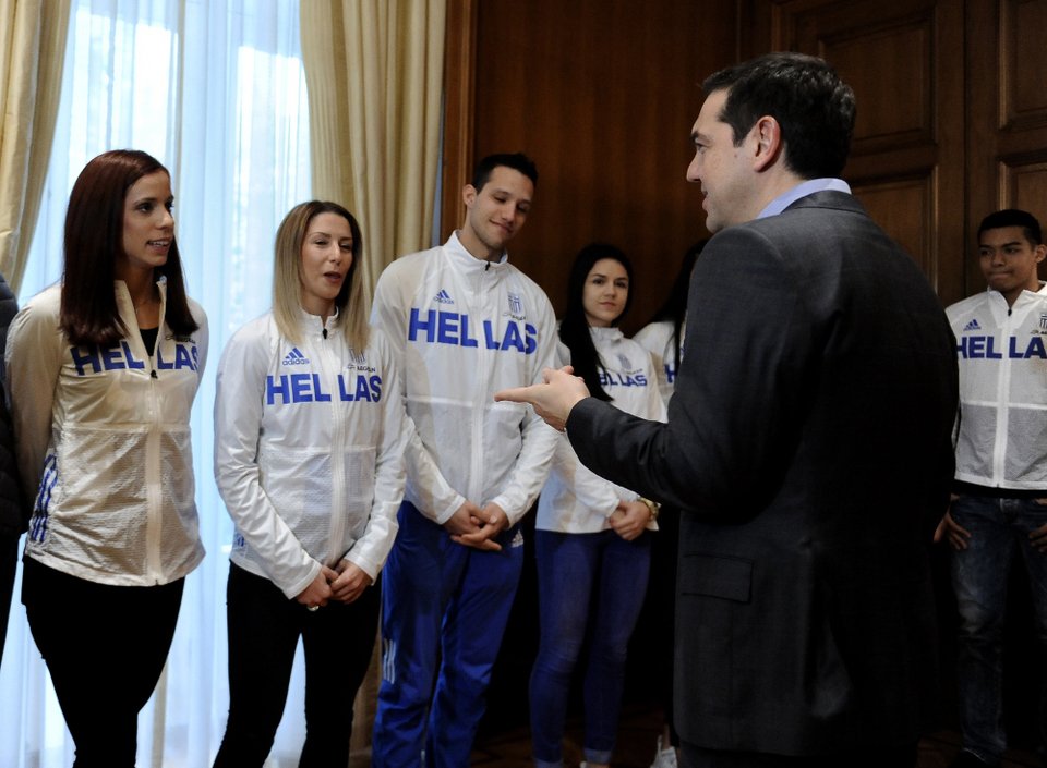 Η απορία του Τσίπρα στην Στεφανίδη: «Πώς είναι από εκεί ψηλά όταν ανεβαίνεις;» [εικόνες] | iefimerida.gr 3