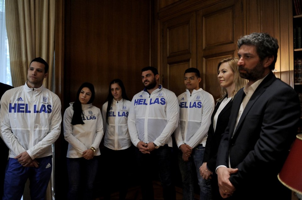 Η απορία του Τσίπρα στην Στεφανίδη: «Πώς είναι από εκεί ψηλά όταν ανεβαίνεις;» [εικόνες] | iefimerida.gr 4