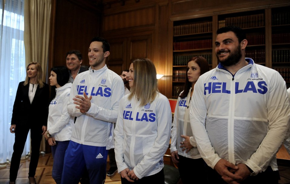 Η απορία του Τσίπρα στην Στεφανίδη: «Πώς είναι από εκεί ψηλά όταν ανεβαίνεις;» [εικόνες] | iefimerida.gr 5