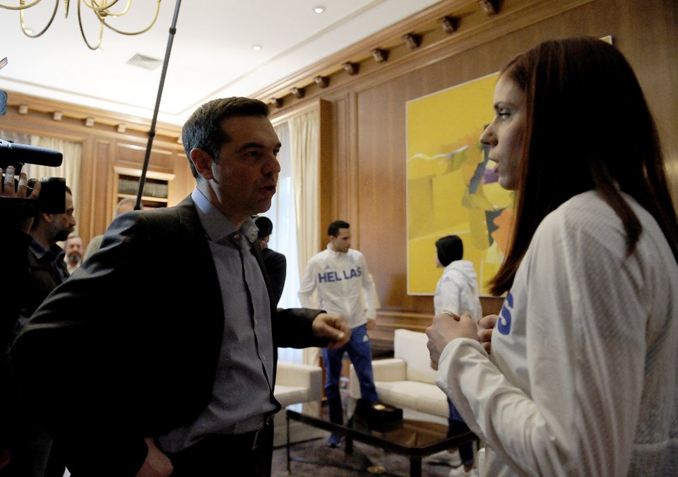 Η απορία του Τσίπρα στην Στεφανίδη: «Πώς είναι από εκεί ψηλά όταν ανεβαίνεις;» [εικόνες] | iefimerida.gr 6