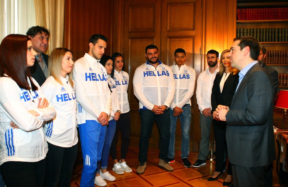 Η απορία του Τσίπρα στην Στεφανίδη: «Πώς είναι από εκεί ψηλά όταν ανεβαίνεις;» [εικόνες] | iefimerida.gr 8