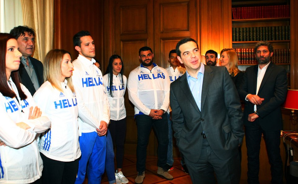 Η απορία του Τσίπρα στην Στεφανίδη: «Πώς είναι από εκεί ψηλά όταν ανεβαίνεις;» [εικόνες] | iefimerida.gr 10