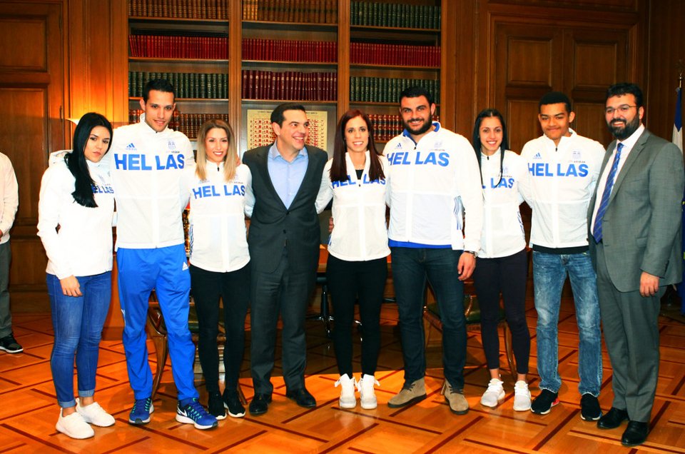 Η απορία του Τσίπρα στην Στεφανίδη: «Πώς είναι από εκεί ψηλά όταν ανεβαίνεις;» [εικόνες] | iefimerida.gr 11