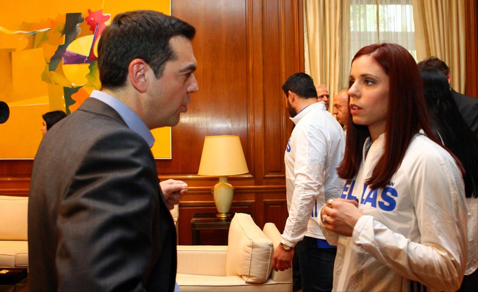 Η απορία του Τσίπρα στην Στεφανίδη: «Πώς είναι από εκεί ψηλά όταν ανεβαίνεις;» [εικόνες] | iefimerida.gr 12