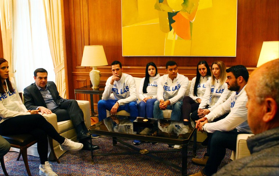 Η απορία του Τσίπρα στην Στεφανίδη: «Πώς είναι από εκεί ψηλά όταν ανεβαίνεις;» [εικόνες] | iefimerida.gr 13