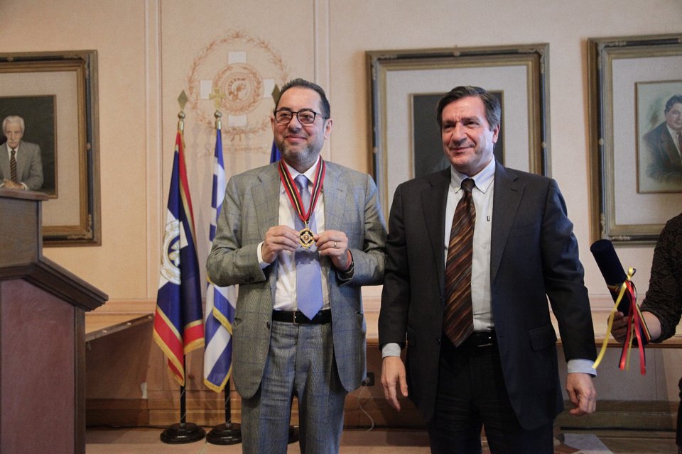 Με το μετάλλιο της πόλης των Αθηνών στο στήθος πήγε στον Τσίπρα ο Πιτέλα [εικόνες]  | iefimerida.gr 4