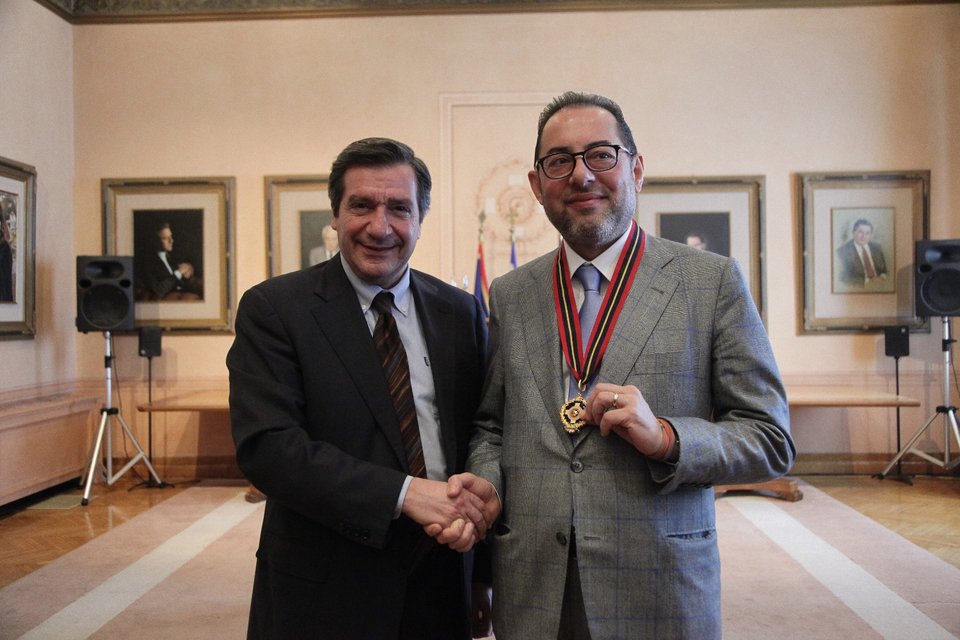 Με το μετάλλιο της πόλης των Αθηνών στο στήθος πήγε στον Τσίπρα ο Πιτέλα [εικόνες]  | iefimerida.gr 3