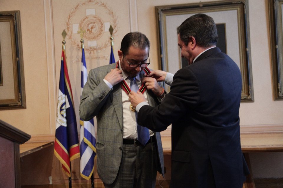 Με το μετάλλιο της πόλης των Αθηνών στο στήθος πήγε στον Τσίπρα ο Πιτέλα [εικόνες]  | iefimerida.gr 2