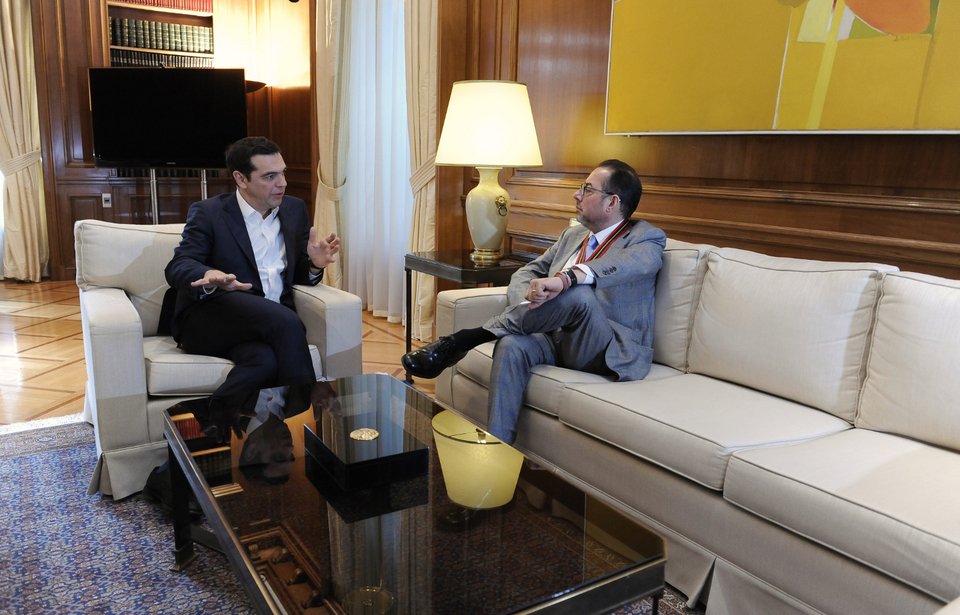 Με το μετάλλιο της πόλης των Αθηνών στο στήθος πήγε στον Τσίπρα ο Πιτέλα [εικόνες]  | iefimerida.gr 0