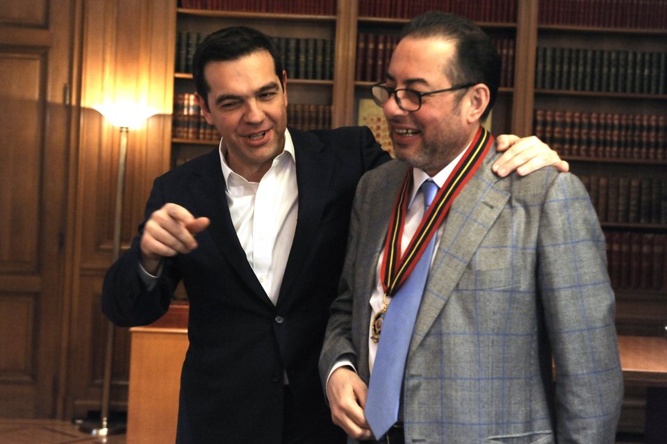 Με το μετάλλιο της πόλης των Αθηνών στο στήθος πήγε στον Τσίπρα ο Πιτέλα [εικόνες]  | iefimerida.gr 1