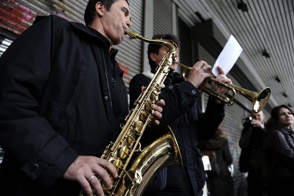 Με σαξόφωνα και τύμπανα η διαμαρτυρία των καλλιτεχνών έξω από το Υπ. Εργασίας [εικόνες] | iefimerida.gr 0