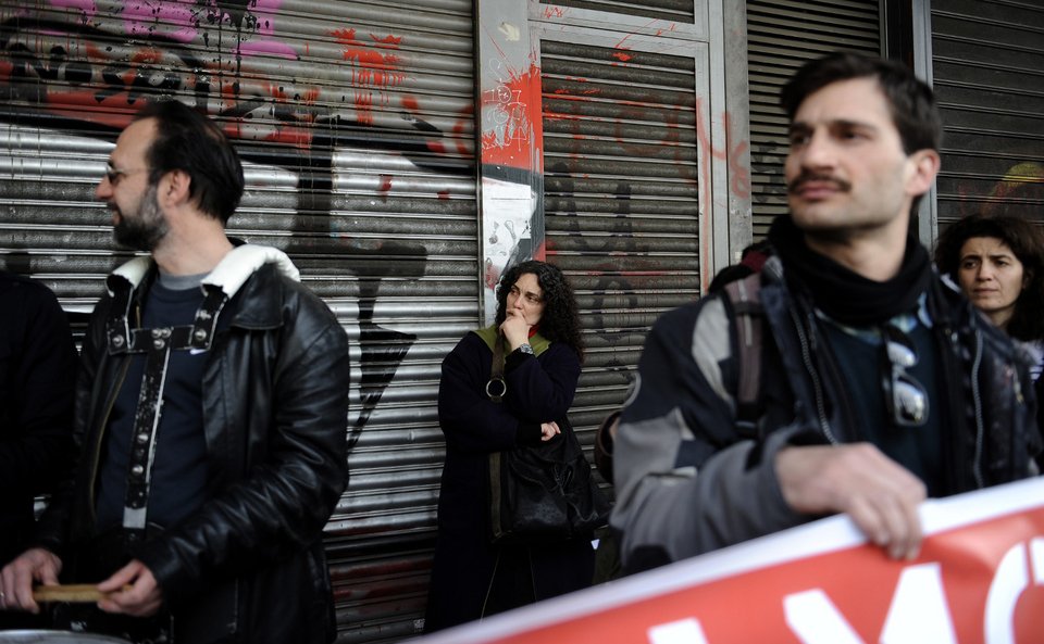 Με σαξόφωνα και τύμπανα η διαμαρτυρία των καλλιτεχνών έξω από το Υπ. Εργασίας [εικόνες] | iefimerida.gr 3