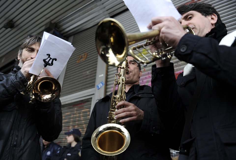 Με σαξόφωνα και τύμπανα η διαμαρτυρία των καλλιτεχνών έξω από το Υπ. Εργασίας [εικόνες] | iefimerida.gr 2