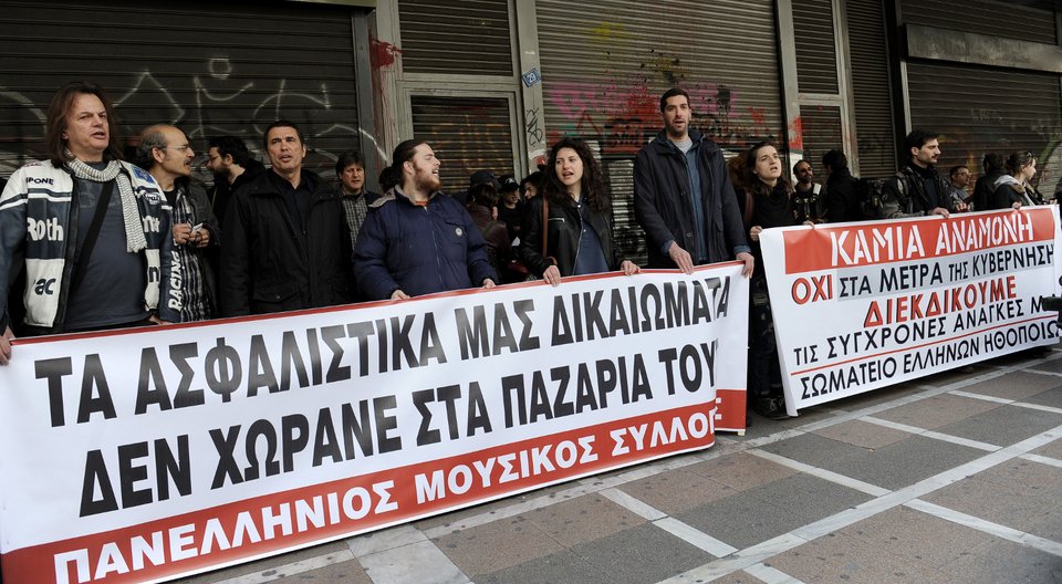 Με σαξόφωνα και τύμπανα η διαμαρτυρία των καλλιτεχνών έξω από το Υπ. Εργασίας [εικόνες] | iefimerida.gr 1