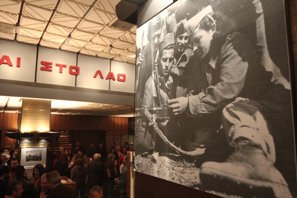 Με τραγούδια ξεκίνησε το 20ό συνέδριο του ΚΚΕ στον Περισσό [εικόνες]  | iefimerida.gr 3