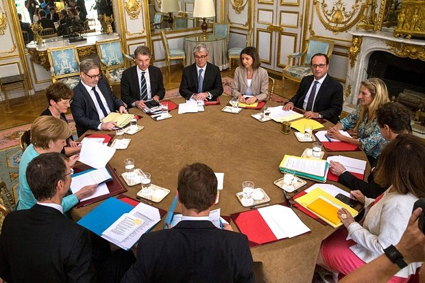 Ξεκίνησε η συνάντηση Μέρκελ – Ολάντ στο Παρίσι για την Ελλάδα [εικόνες & βίντεο] | iefimerida.gr 1