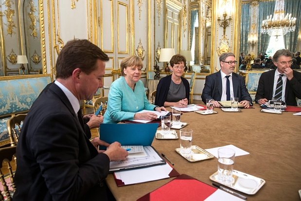 Ξεκίνησε η συνάντηση Μέρκελ – Ολάντ στο Παρίσι για την Ελλάδα [εικόνες & βίντεο] | iefimerida.gr 3