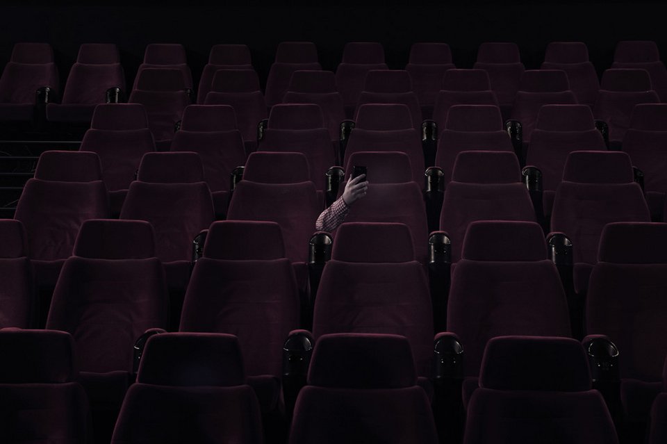 Η έκθεση φωτογραφίας που θα σοκάρει: Δείχνει την εξάρτηση του σύγχρονου ανθρώπου από τα smartphones [εικόνες] | iefimerida.gr 4