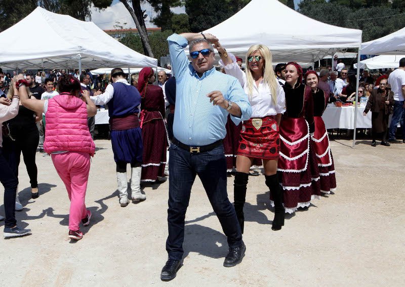 Ο Γιώργος Πατούλης σέρνει τον χορό στο πασχαλινό γλέντι του δήμου Αμαρουσίου [εικόνες] | iefimerida.gr 3