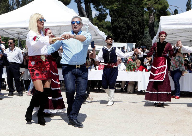 Ο Γιώργος Πατούλης σέρνει τον χορό στο πασχαλινό γλέντι του δήμου Αμαρουσίου [εικόνες] | iefimerida.gr 4