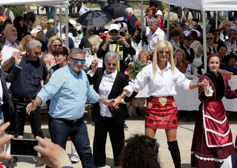 Ο Γιώργος Πατούλης σέρνει τον χορό στο πασχαλινό γλέντι του δήμου Αμαρουσίου [εικόνες] | iefimerida.gr 0