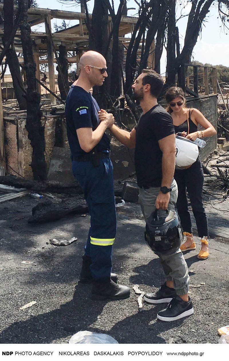 Ο Σάκης Τανιμανίδης και η Χριστίνα Μπόμπα στο πλευρό των πληγέντων στο Μάτι [εικόνες] | iefimerida.gr 3