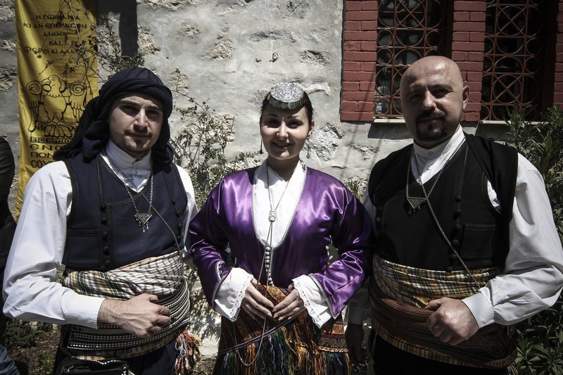 Παμποντιακόν πανοΰρ στα Σούρμενα -Με Ταφικό Εθιμο που τελείται επί 96 χρόνια [εικόνες]  | iefimerida.gr 0