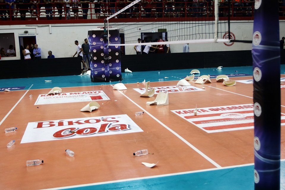 Xάος στο Ρέντη -Μπουκάλια και καρέκλες κατά των αθλητών του ΠΑΟΚ [εικόνες] | iefimerida.gr 0