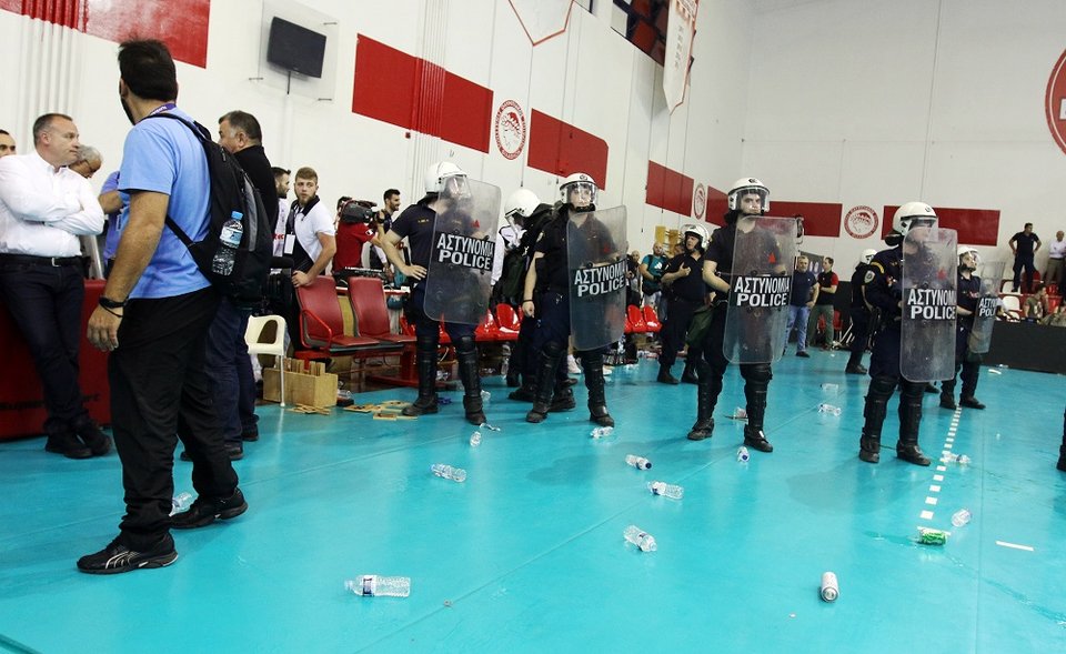 Xάος στο Ρέντη -Μπουκάλια και καρέκλες κατά των αθλητών του ΠΑΟΚ [εικόνες] | iefimerida.gr 1