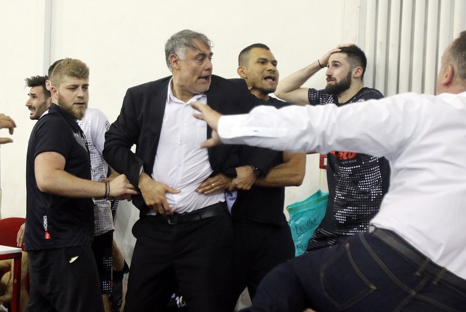 Xάος στο Ρέντη -Μπουκάλια και καρέκλες κατά των αθλητών του ΠΑΟΚ [εικόνες] | iefimerida.gr 2