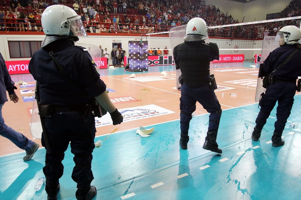 Xάος στο Ρέντη -Μπουκάλια και καρέκλες κατά των αθλητών του ΠΑΟΚ [εικόνες] | iefimerida.gr 3