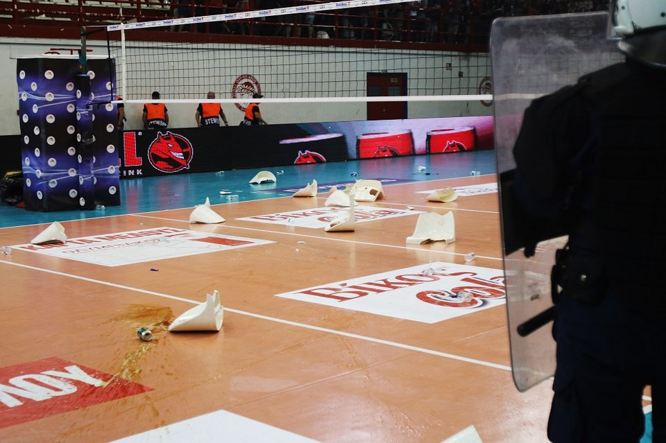 Xάος στο Ρέντη -Μπουκάλια και καρέκλες κατά των αθλητών του ΠΑΟΚ [εικόνες] | iefimerida.gr 4