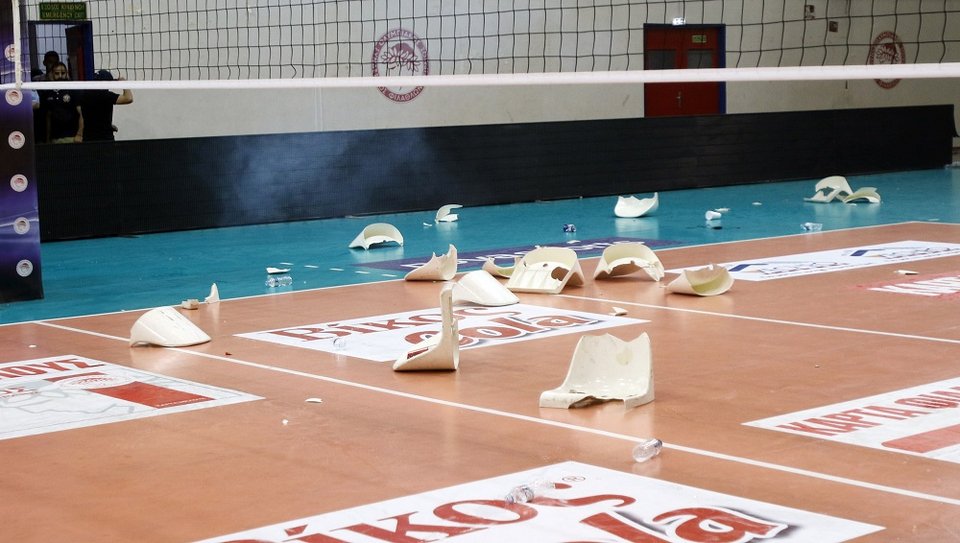 Xάος στο Ρέντη -Μπουκάλια και καρέκλες κατά των αθλητών του ΠΑΟΚ [εικόνες] | iefimerida.gr 5