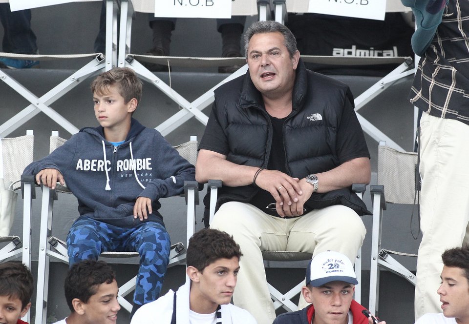 Είδε αγώνα πόλο γυναικών ο Πάνος Καμμένος και... σφύριζε από την εξέδρα -Η αδερφή του είναι προπονήτρια [εικόνες] | iefimerida.gr 0