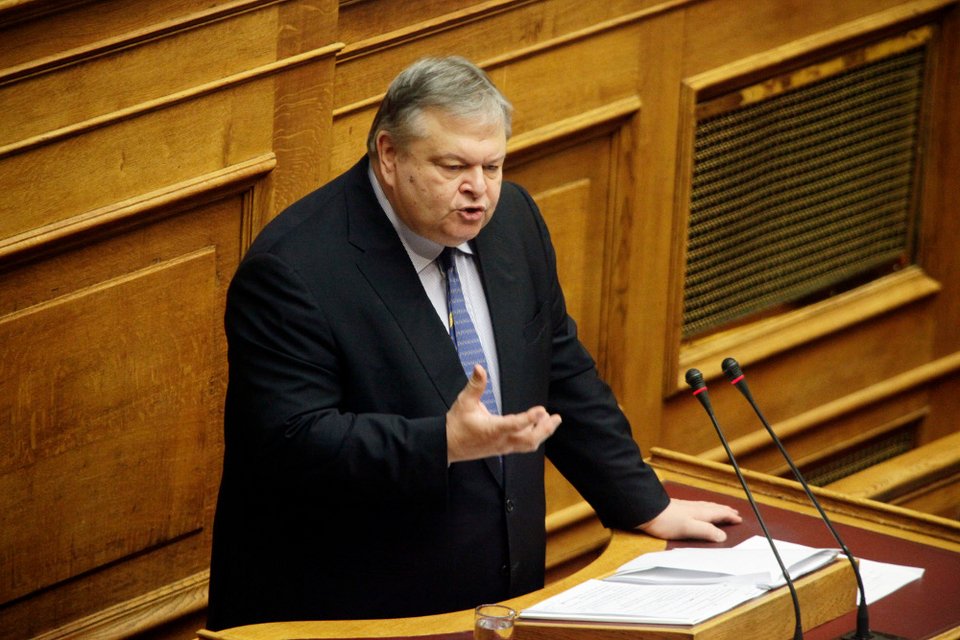 Ανέβηκαν οι τόνοι στη Βουλή για το 4ο μνημόνιο -Πυρ ομαδόν από τα κόμματα | iefimerida.gr 3
