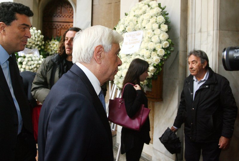 Συγκίνηση στο τελευταίο αντίο στον Αριστείδη Αλαφούζο | iefimerida.gr 1