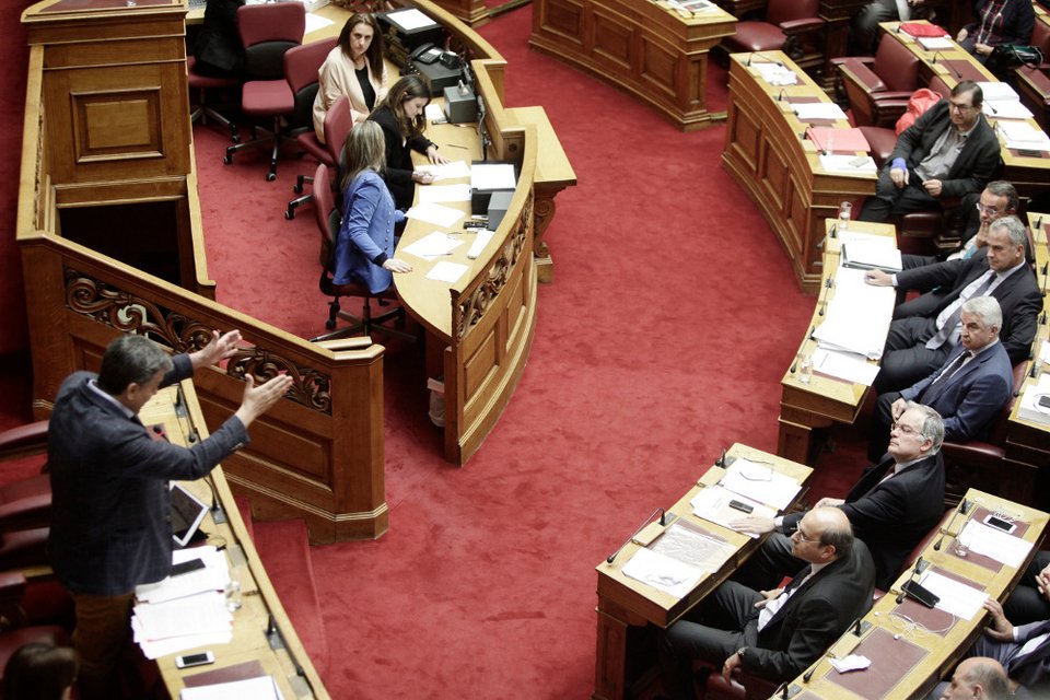 Ανέβηκαν οι τόνοι στη Βουλή για το 4ο μνημόνιο -Πυρ ομαδόν από τα κόμματα | iefimerida.gr 0