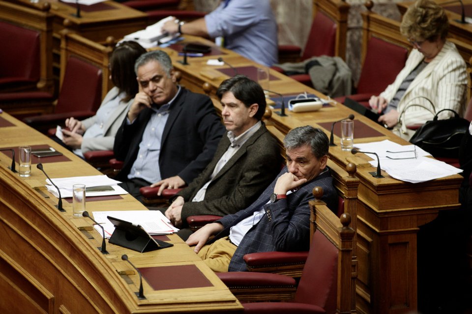 Ανέβηκαν οι τόνοι στη Βουλή για το 4ο μνημόνιο -Πυρ ομαδόν από τα κόμματα | iefimerida.gr 5