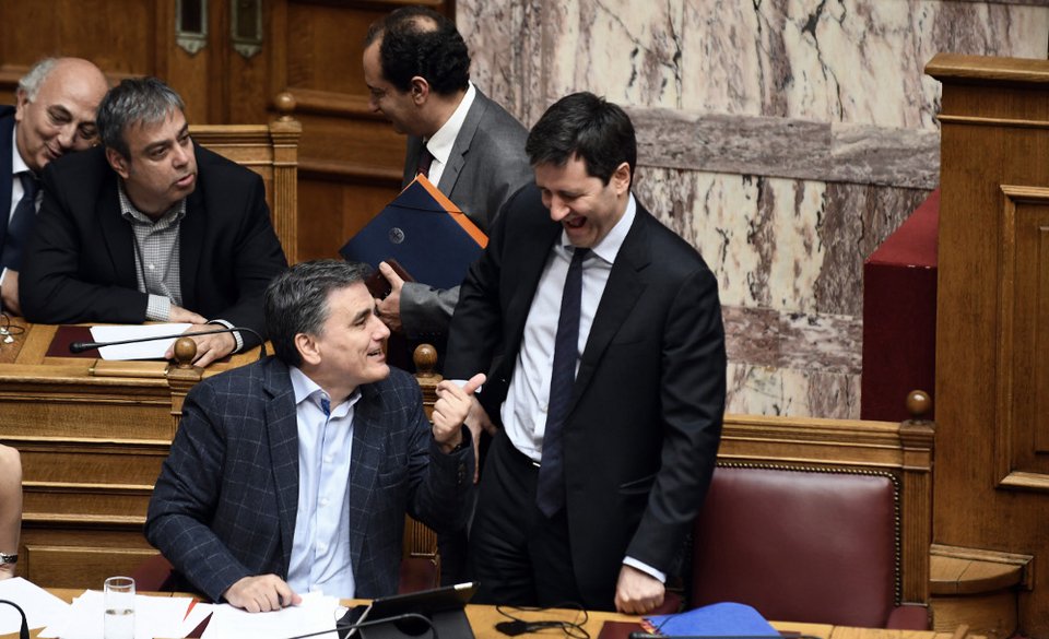 Ανέβηκαν οι τόνοι στη Βουλή για το 4ο μνημόνιο -Πυρ ομαδόν από τα κόμματα | iefimerida.gr 2