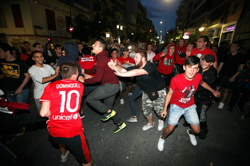 Οπαδοί του Ολυμπιακού στο Πασαλιμάνι -Ξέφρενα πανηγύρια για την πρόκριση [εικόνες] | iefimerida.gr 5