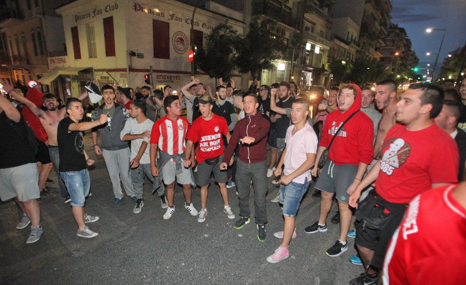 Οπαδοί του Ολυμπιακού στο Πασαλιμάνι -Ξέφρενα πανηγύρια για την πρόκριση [εικόνες] | iefimerida.gr 4
