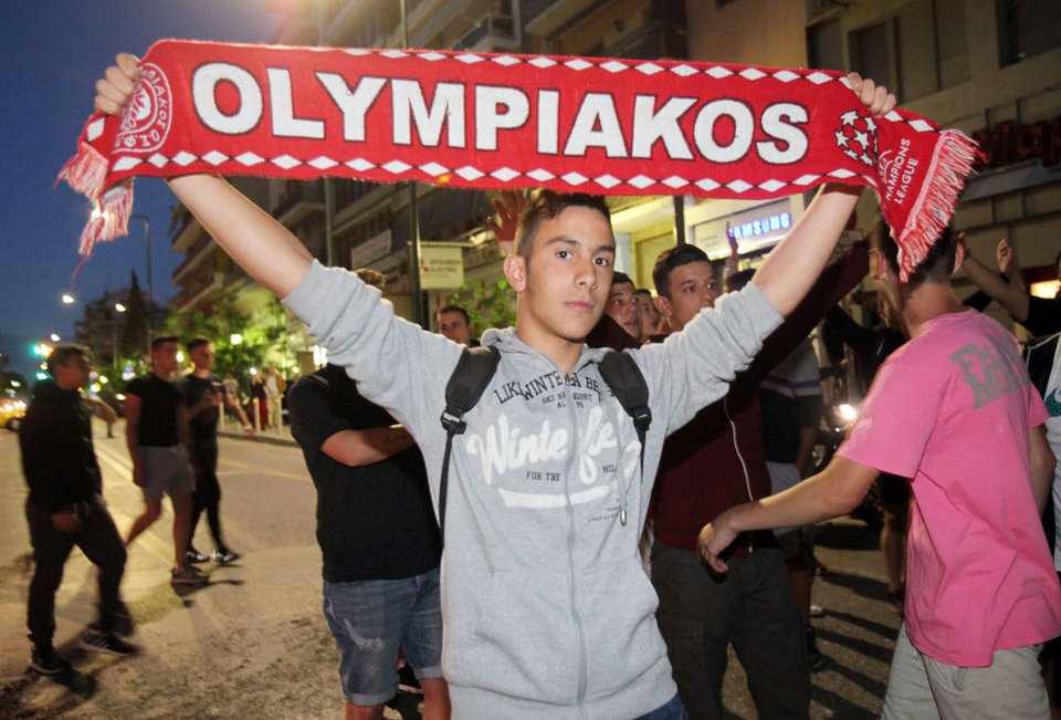 Οπαδοί του Ολυμπιακού στο Πασαλιμάνι -Ξέφρενα πανηγύρια για την πρόκριση [εικόνες] | iefimerida.gr 3