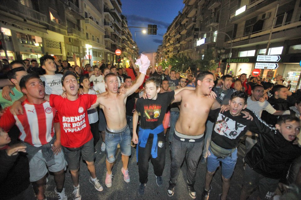 Οπαδοί του Ολυμπιακού στο Πασαλιμάνι -Ξέφρενα πανηγύρια για την πρόκριση [εικόνες] | iefimerida.gr 2