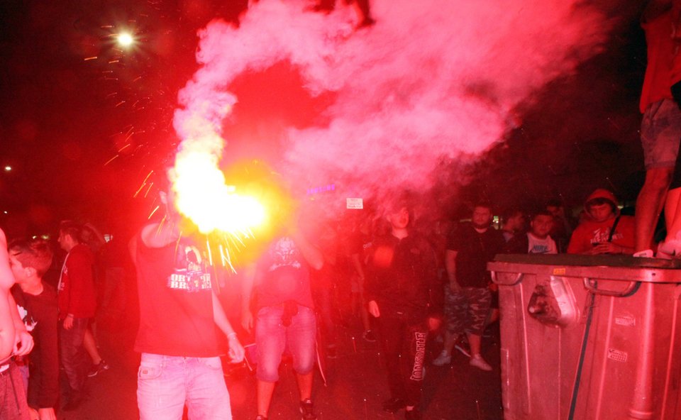 Οπαδοί του Ολυμπιακού στο Πασαλιμάνι -Ξέφρενα πανηγύρια για την πρόκριση [εικόνες] | iefimerida.gr 1