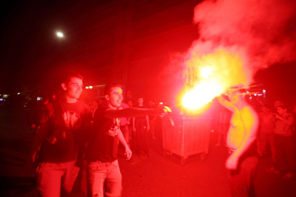 Οπαδοί του Ολυμπιακού στο Πασαλιμάνι -Ξέφρενα πανηγύρια για την πρόκριση [εικόνες] | iefimerida.gr 0