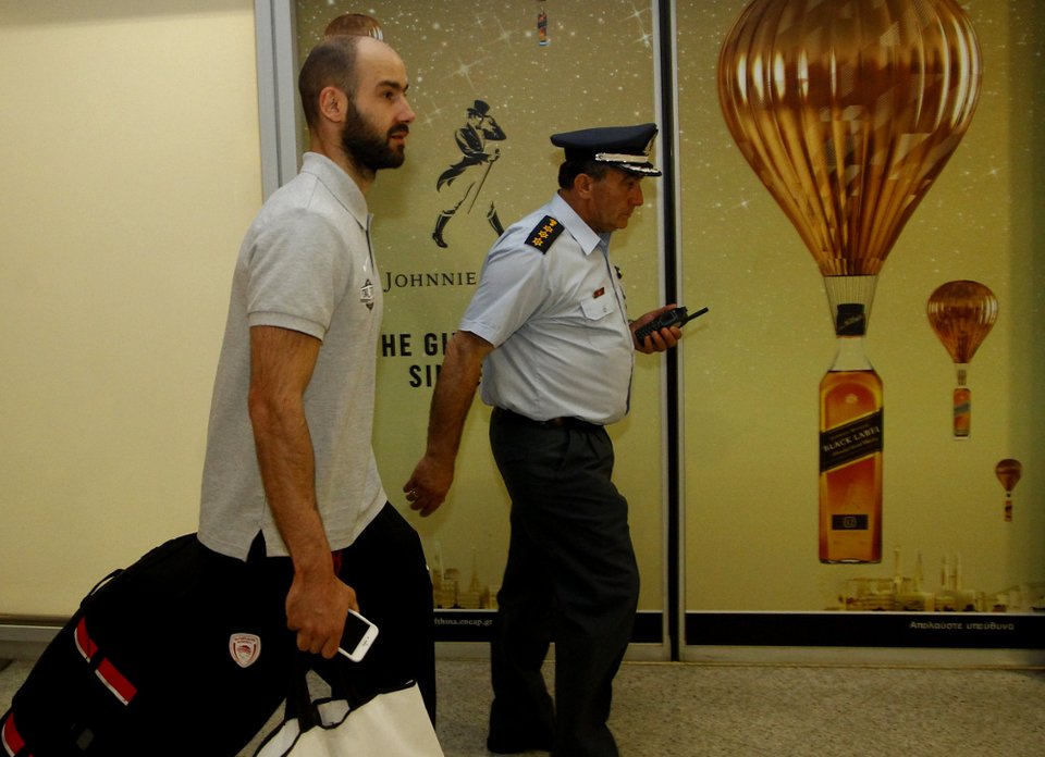 Επέστρεψε ο Ολυμπιακός από την Πόλη -«Περήφανοι που φτάσαμε στον τελικό» [εικόνες] | iefimerida.gr 0