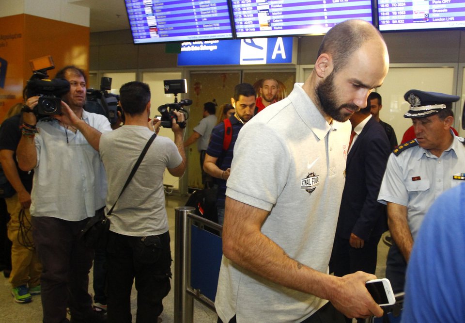 Επέστρεψε ο Ολυμπιακός από την Πόλη -«Περήφανοι που φτάσαμε στον τελικό» [εικόνες] | iefimerida.gr 5